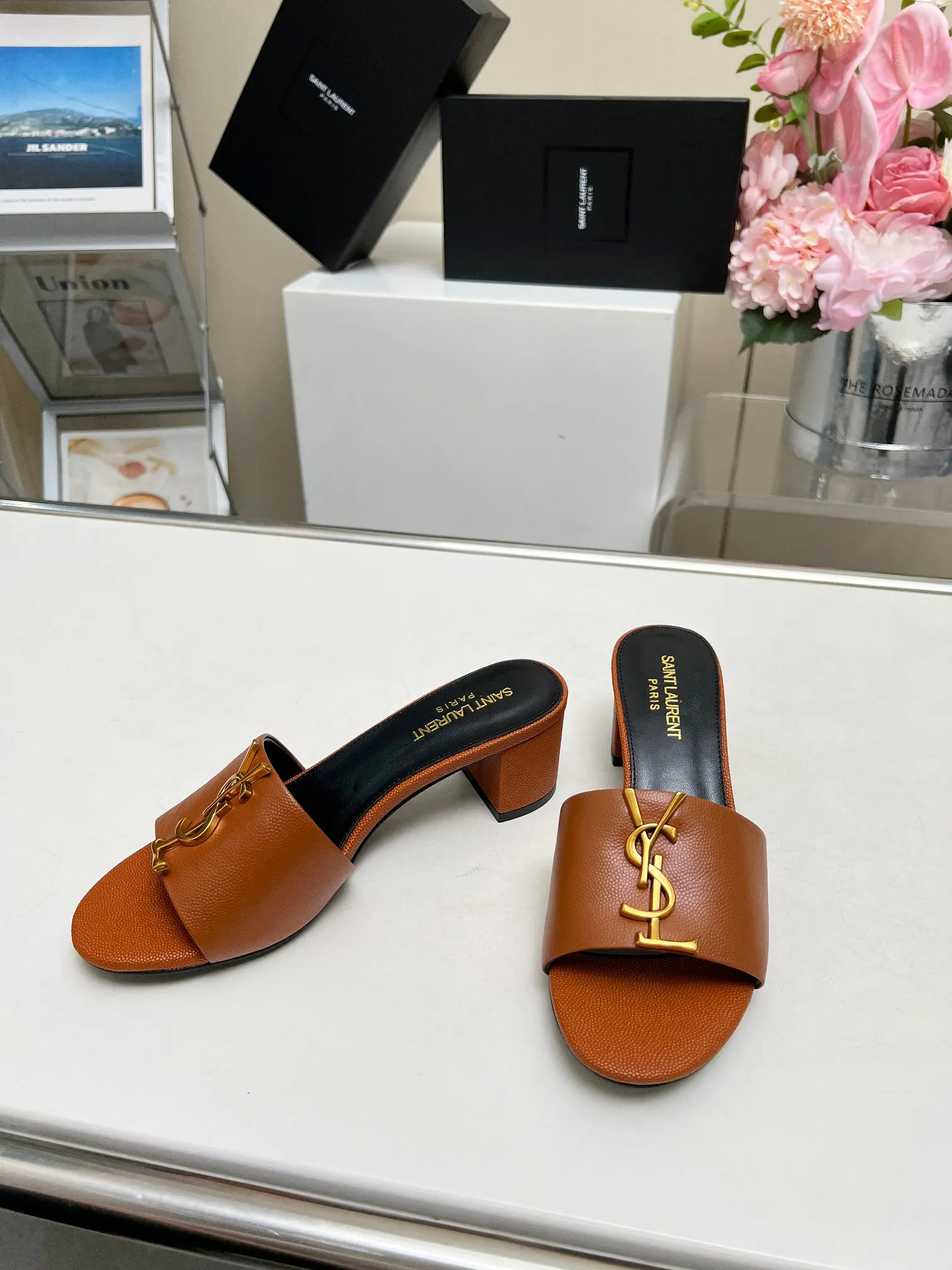 👟👟Ex-factory price 340👟👟 Genuine leather sole +30 Heel height: 5cm Fabric: Cow leather Pads: Sheep leather Size: 35-43 (42, 43 custom-made, non-returnable) [Saint Laurent] Saint Laurent 2024 counter synchronized new model, YSL-logo letter buckle decoration, high-quality and glamorous masterpiece, both temperament and fashion Classic and attractive design style, especially beautiful on the feet